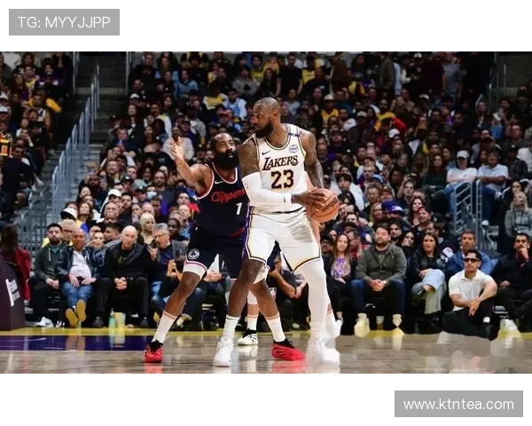 詹姆斯领衔湖人逆转取胜西部格局再生变数季后赛悬念升级引爆热议